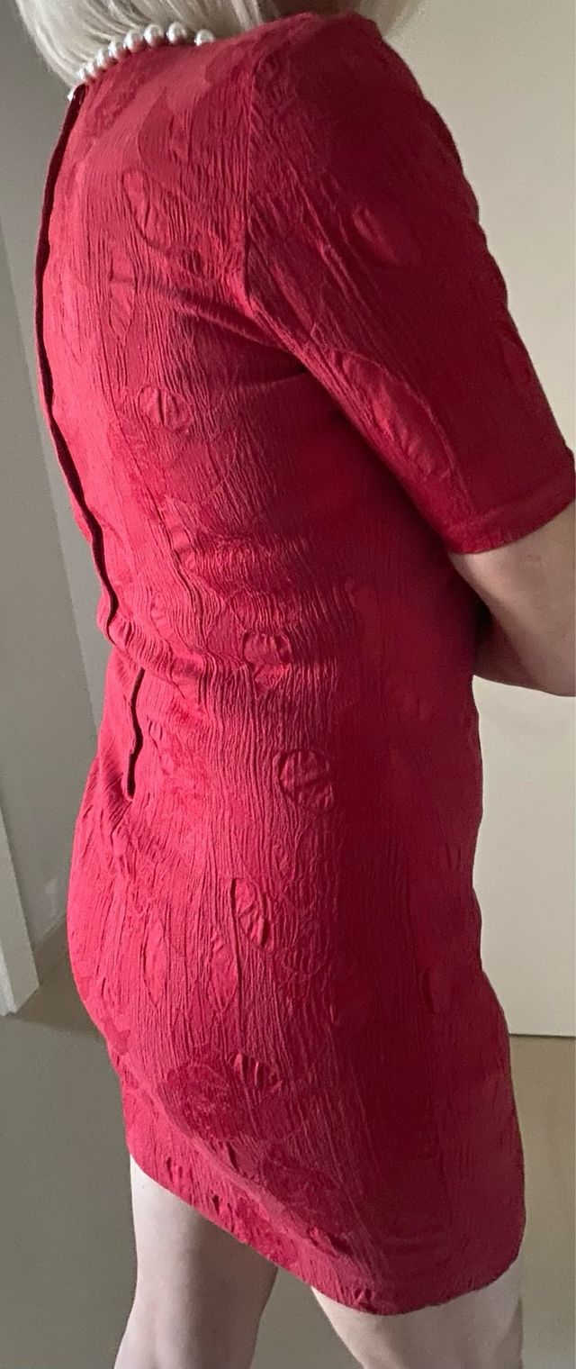 Vestido rojo ajustado con textura
