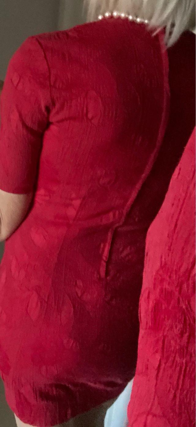 Vestido rojo ajustado con textura