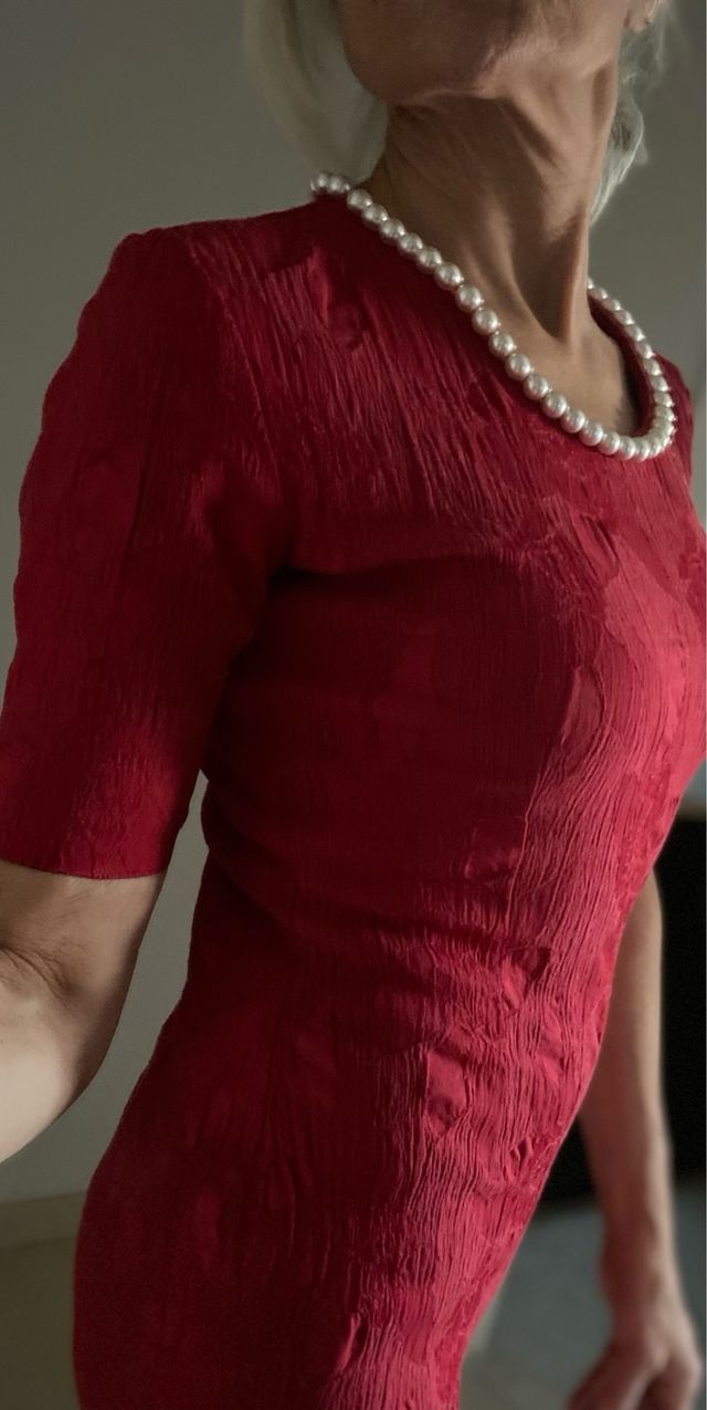 Vestido rojo ajustado con textura