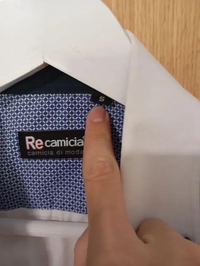 Camisa Recamier blanca con detalles azules