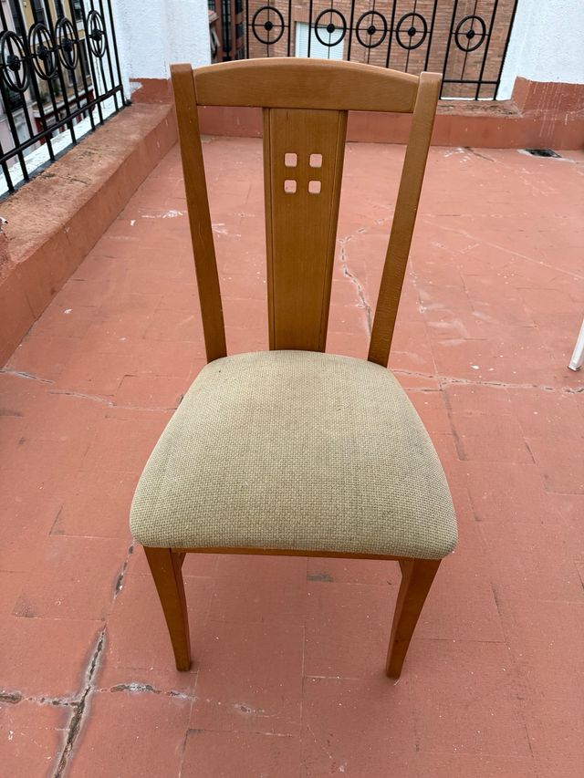 Silla de madera con asiento de tela
