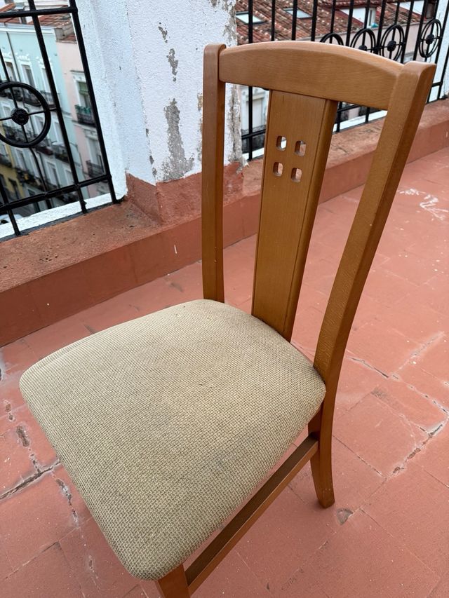 Silla de madera con asiento de tela