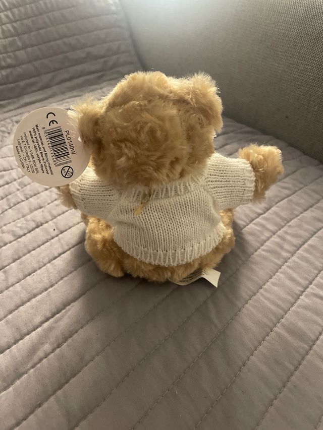 Osito de peluche con jersey de corazón