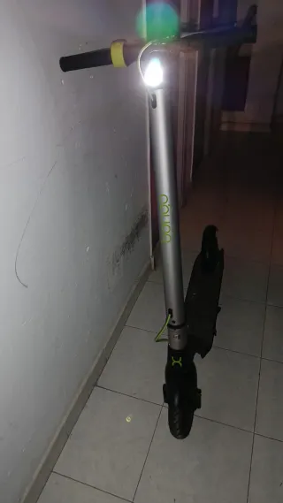 Patinete eléctrico gris