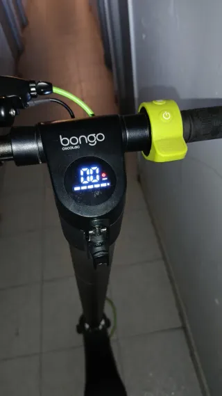 Patinete eléctrico gris