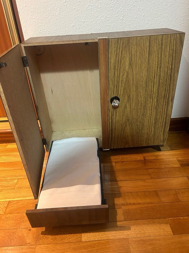 Armario vintage para muñeca