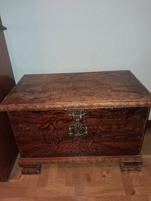 Baúl de madera grabado oriental
