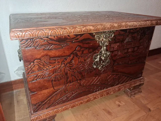 Baúl de madera grabado oriental