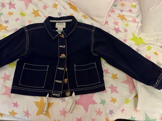 Cazadora corta niña CHG azul marino y vespunte blc