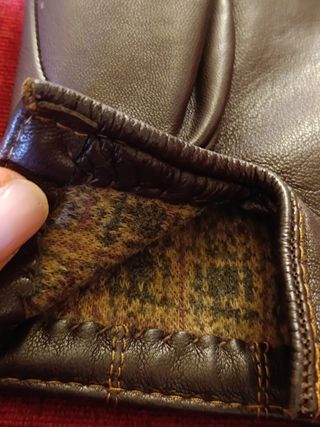 Guantes de piel marrones.