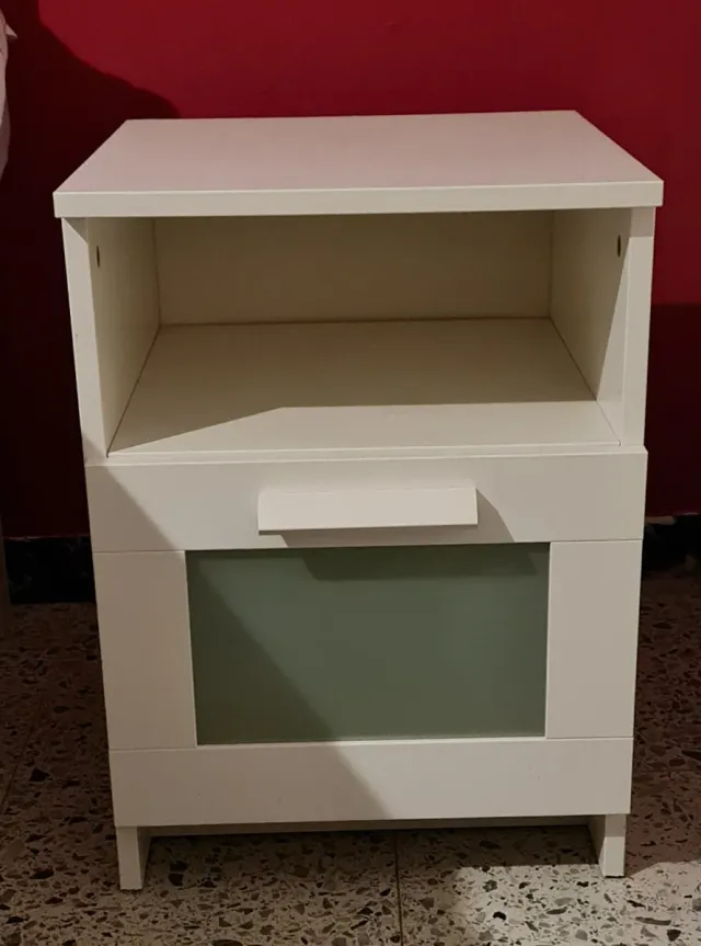 URGE POR MUDANZA Mesita auxiliar blanca con crista