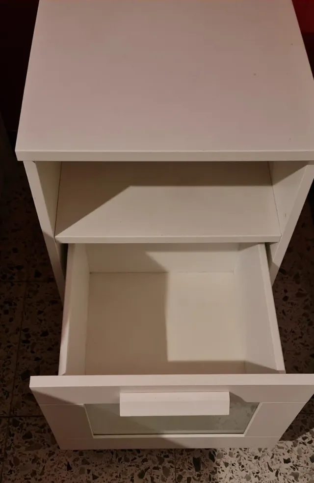 URGE POR MUDANZA Mesita auxiliar blanca con crista