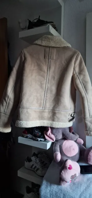 Chaqueta beige con borreguitole kitela etiketa