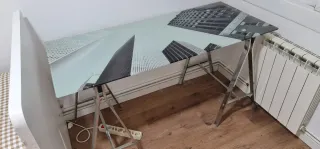 Tavolo da scrivania in vetro con design moderno e disegno.