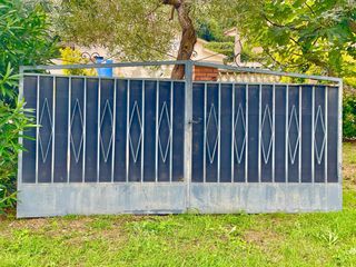 Puertas de hierro. Una de doble hoja - ancho: 3,2m