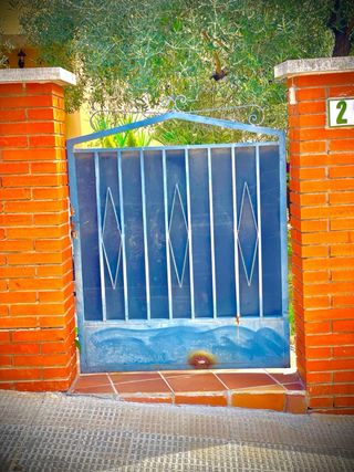 Puertas de hierro. Una de doble hoja - ancho: 3,2m