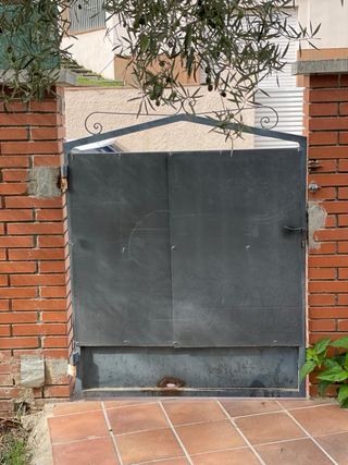 Puertas de hierro. Una de doble hoja - ancho: 3,2m