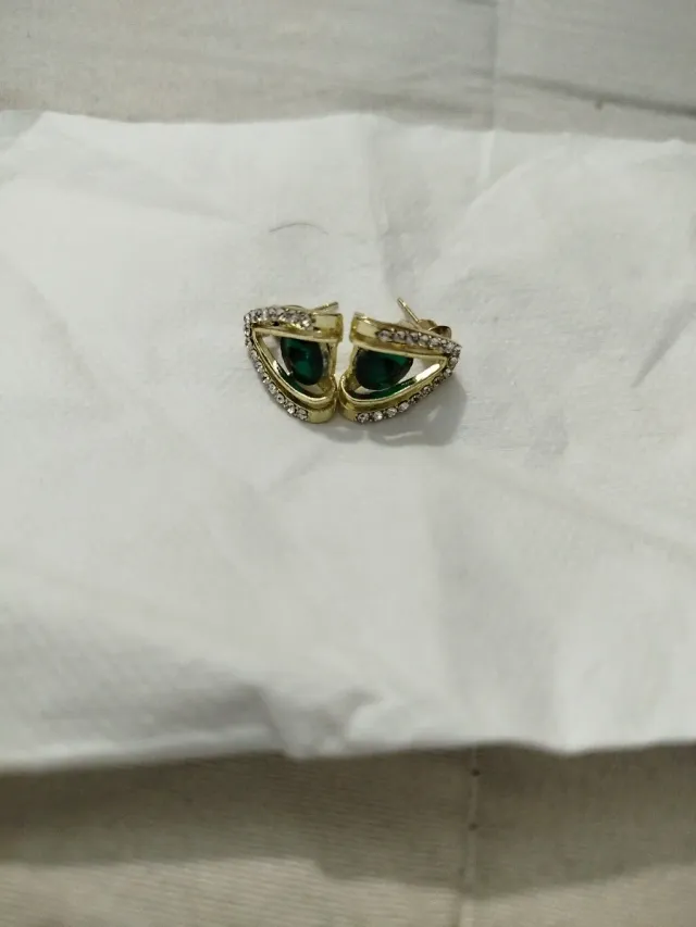 Pendientes dorados con piedra verde