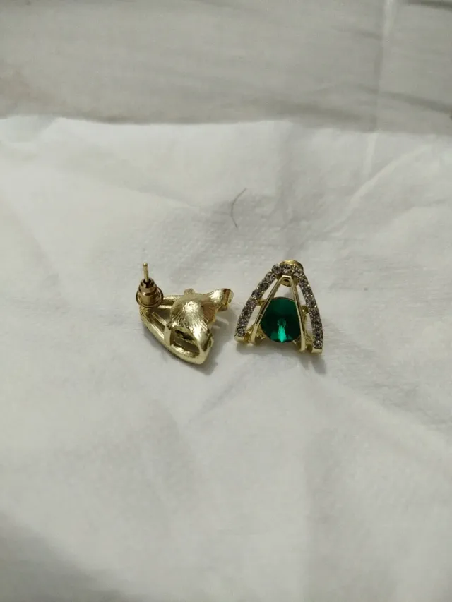 Pendientes dorados con piedra verde