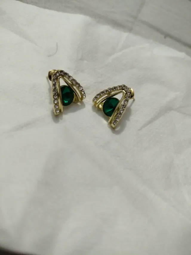Pendientes dorados con piedra verde