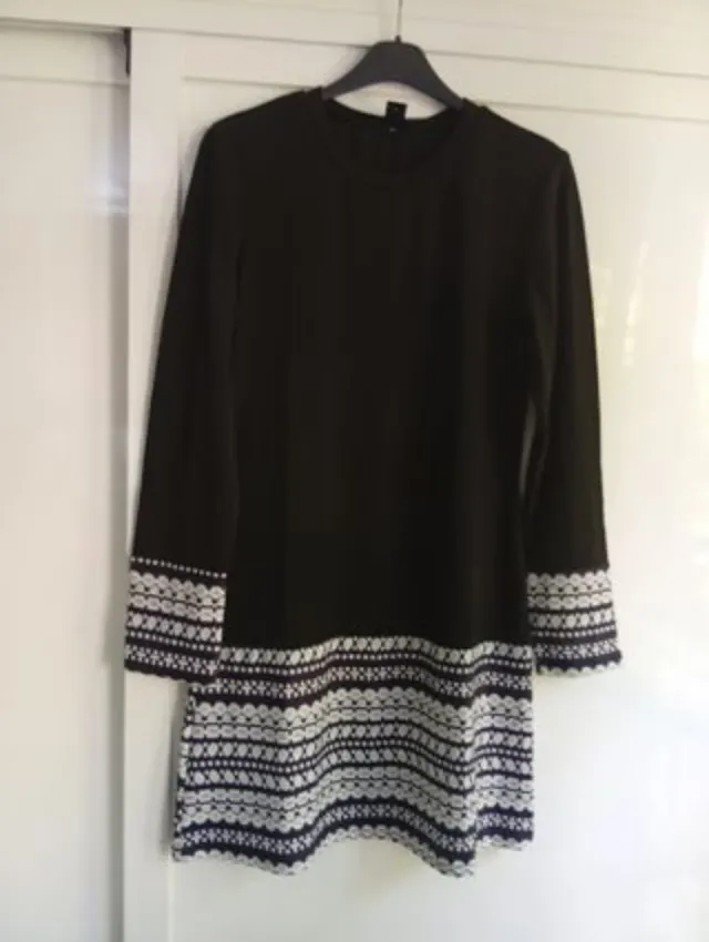 Vestido negro con bordado blanco