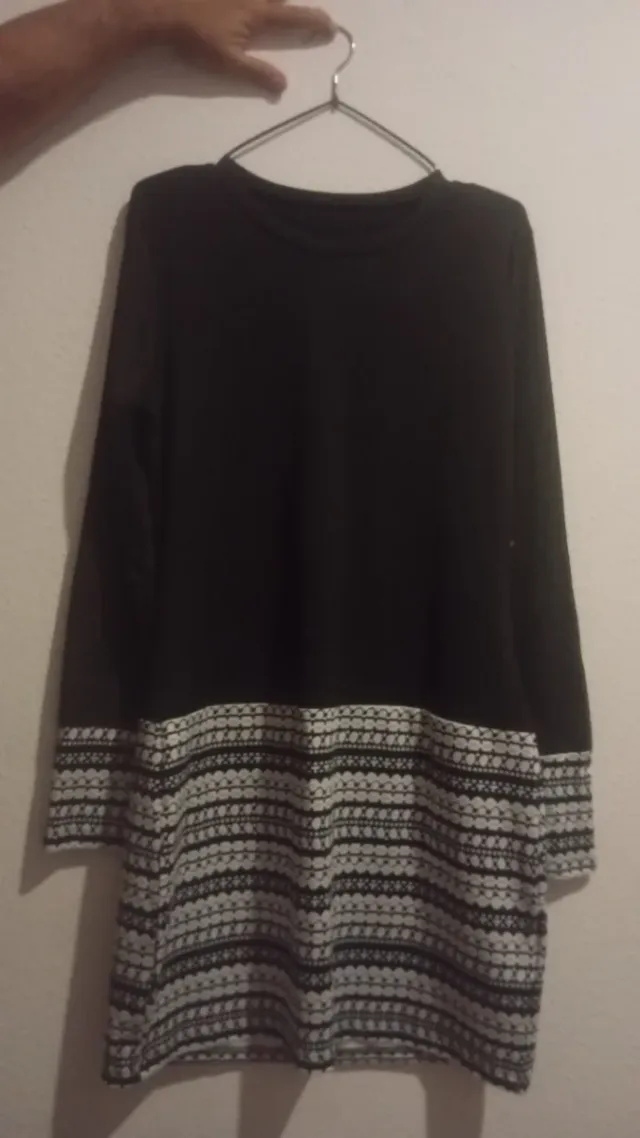 Vestido negro con bordado blanco