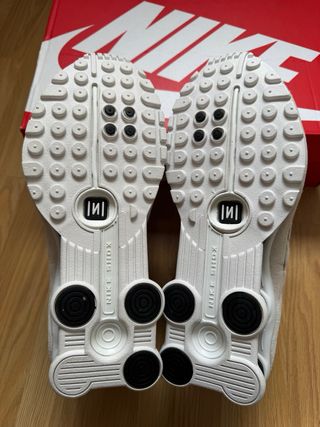 Zapatos Nike Shox Beige y Blanco