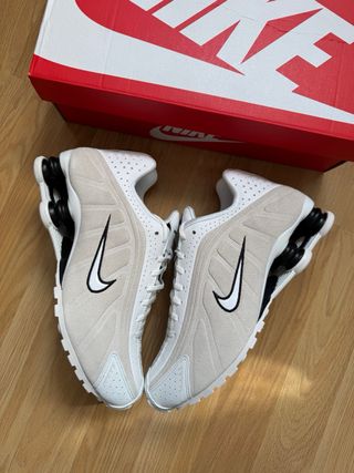 Zapatos Nike Shox Beige y Blanco