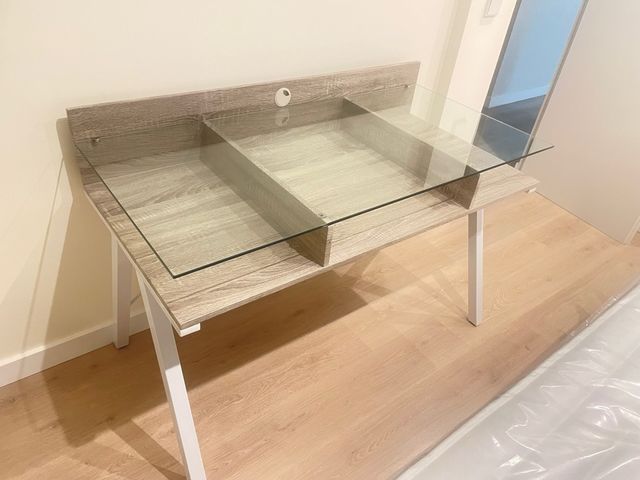 Escritorio de cristal y madera