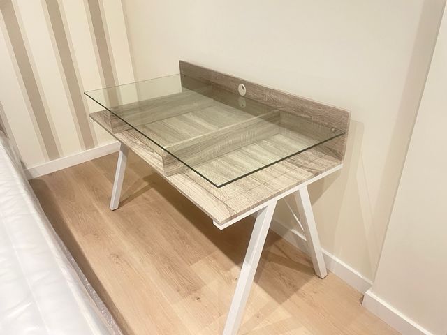 Escritorio de cristal y madera