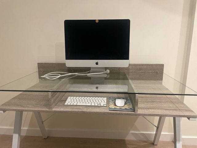 Escritorio de cristal y madera