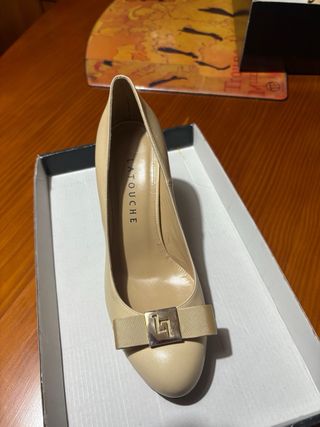 Zapatos Latouche Beige con Lazo y Detalle Dorado