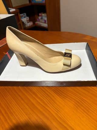 Zapatos Latouche Beige con Lazo y Detalle Dorado