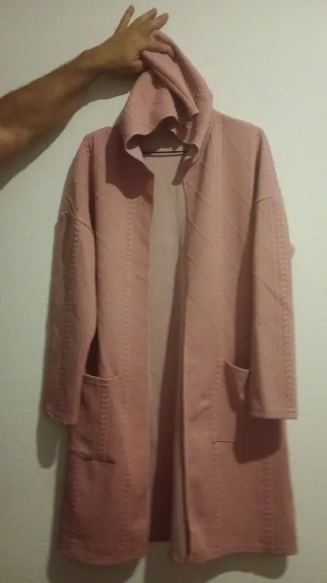 Cárdigan rosa con capucha