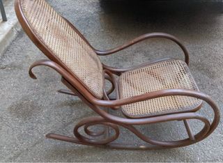 Mecedora de madera y mimbre para restaurar