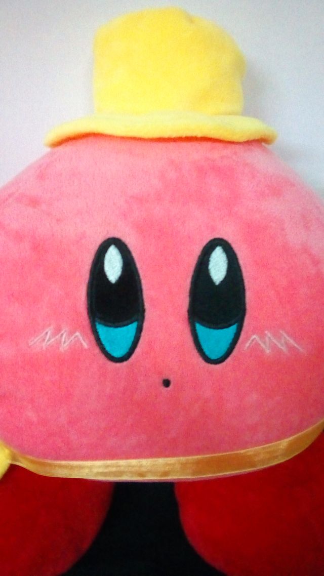 Peluche Kirby con cappello giallo