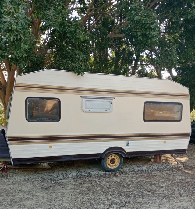 Caravana menos de  750 kg con documentación