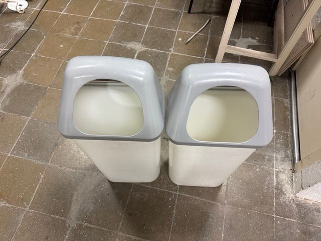 2 Papeleras Blancas y Grises