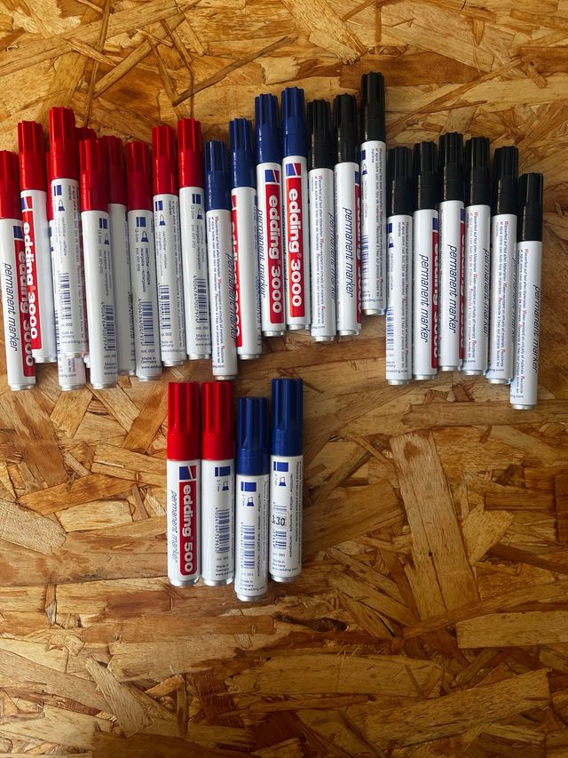 Lote 9. Rotuladores de pizarra, ropa.