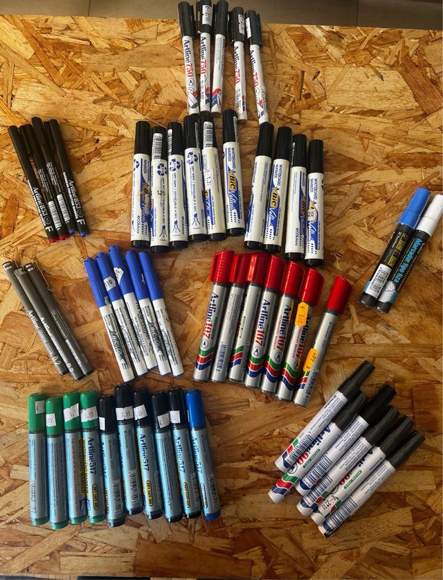 Lote 9. Rotuladores de pizarra, ropa.