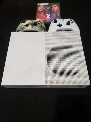 Xbox One S + 2 Mandos + Juego WWE 2K24