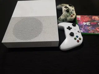 Xbox One S + 2 Mandos + Juego WWE 2K24