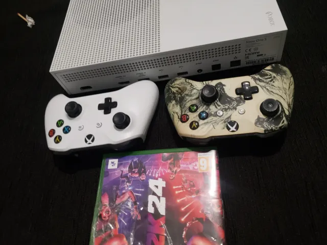 Xbox One S + 2 Mandos + Juego WWE 2K24