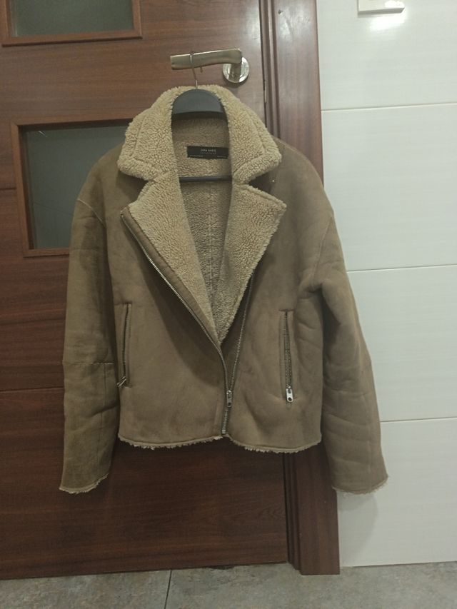 Chaqueta Zara Basic marrón con borreguito