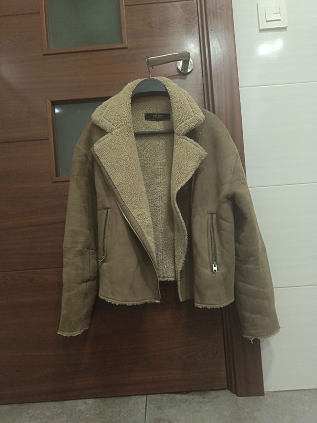 Chaqueta Zara Basic marrón con borreguito