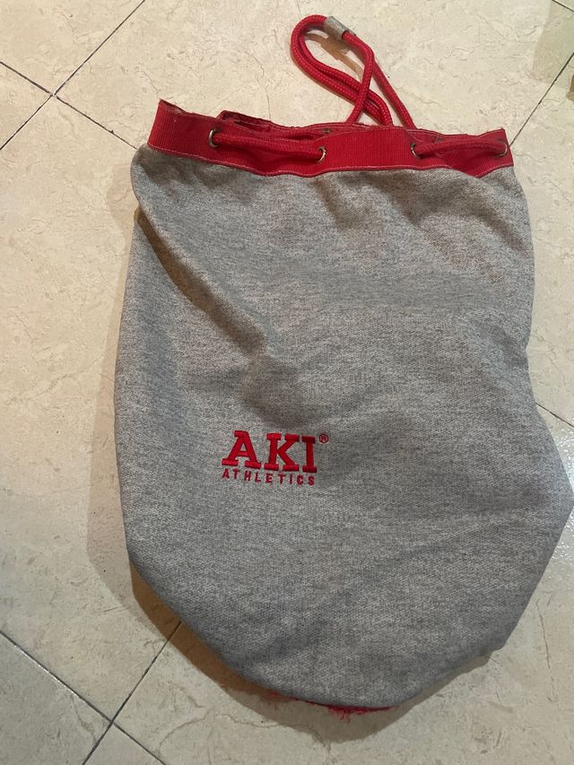 Bolsa de gimnasio AKI gris y roja