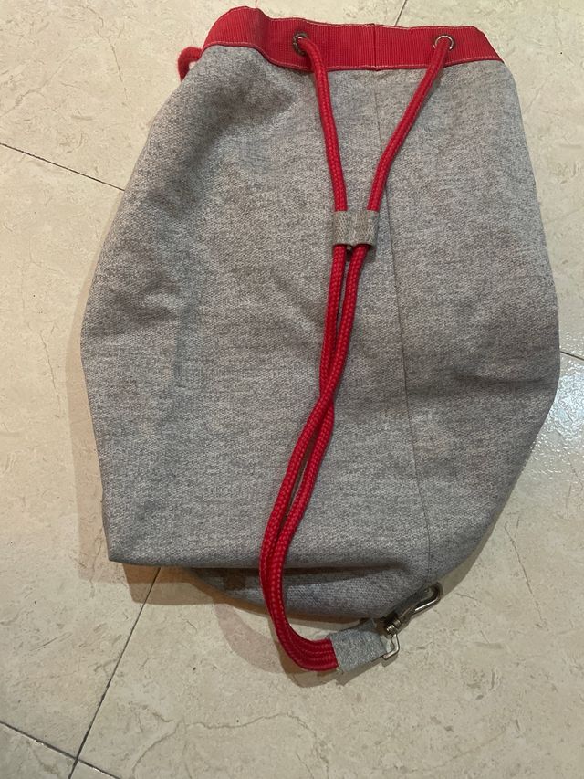 Bolsa de gimnasio AKI gris y roja