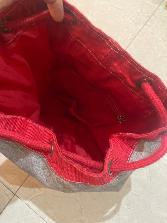 Bolsa de gimnasio AKI gris y roja