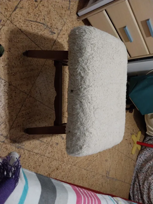Taburete de madera con tapizado con lana de oveja.