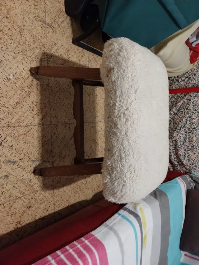 Taburete de madera con tapizado con lana de oveja.
